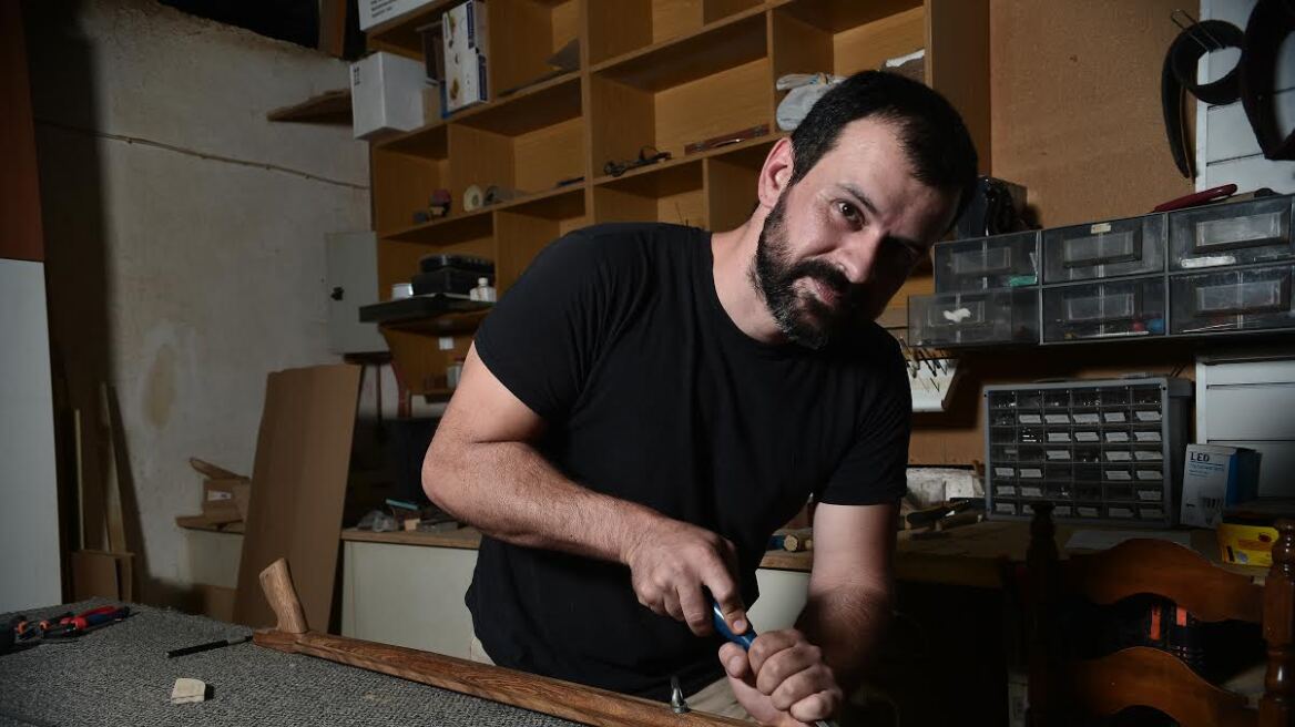 O Έλληνας που φτιάχνει ξύλινα χειροποίητα ψαροντούφεκα